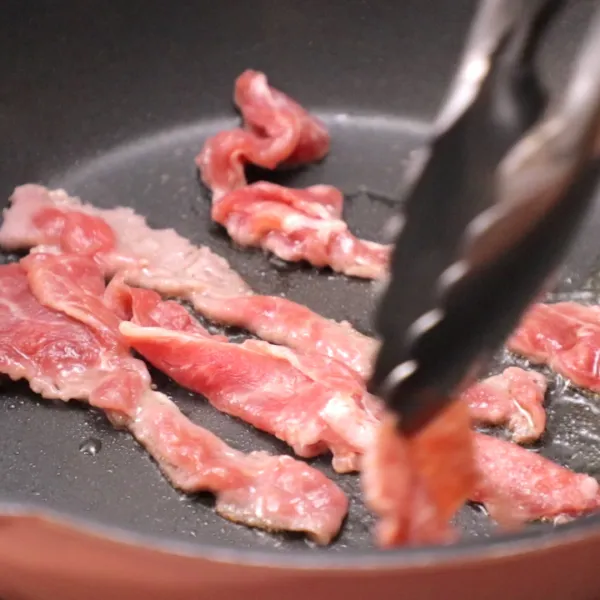 Tumis daging dalam pan terpisah hingga matang, tambahkan garam, lada, bawang bombay dan paprika. Masak hingga matang, sisihkan.