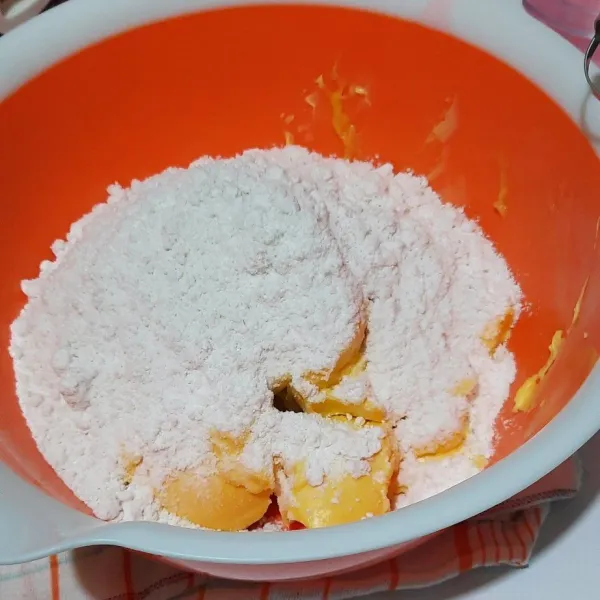 Campurkan butter dan gula pasir, mixer asal rata saja.