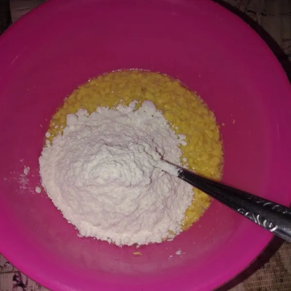 Masukkan tepung terigu secara bertahap, aduk rata.