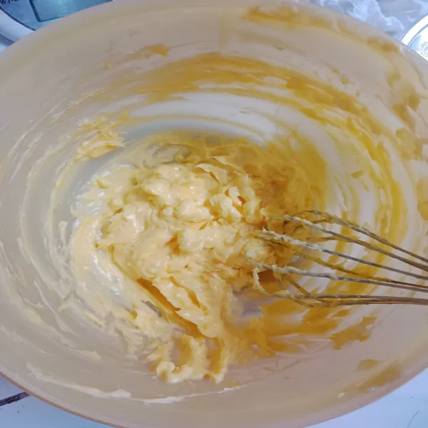 Campur rata butter, margarin dan gula halus. Sekitar 1 menit aja.
