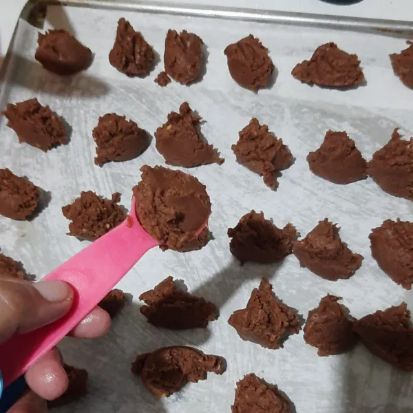 Cetak menggunakan sendok takar.