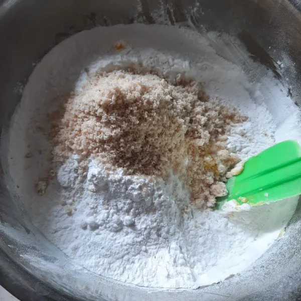 Tambahkan tepung sagu dan parutan kelapa sangrai. Uleni dengan air gula.