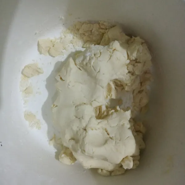 Aduk hingga tercampur rata dan bisa dipulung.