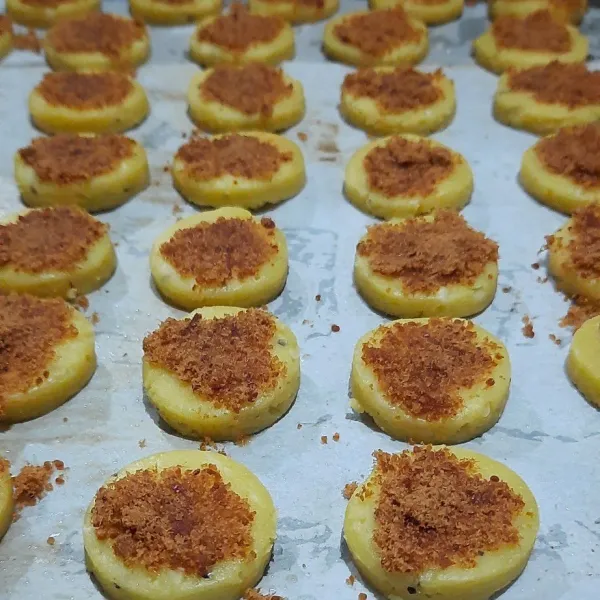 Lalu oles putih telur dan tabur abon, panggang hingga matang.