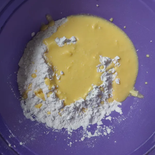 Masukkan tepung tapioka, garam dan bahan yang sudah diblender ke dalam wadah.