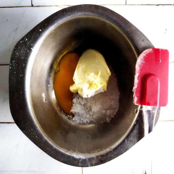 Kocok butter, margarine dan gula pasir halus pakai mixer sebentar saja asal rata (30 detik). 
Masukkan kuning telur, mixer lagi sebentar asal tercampur rata (10 detik).
