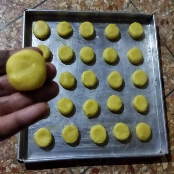 Buat bulatan kecil dan pipihkan. 
Celup ke dalam kocokan putih telur. 
Gulingkan dalam kacang cincang.