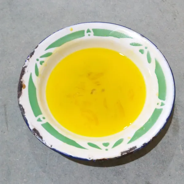 Bahan olesan : aduk rata kuning telur dan SKM, oleskan ke adonan kastangel yang ada di loyang.
