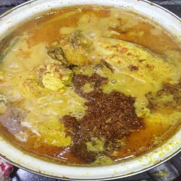 Masak hingga santan agak mengental, lalu masukkan serundeng, aduk rata, masak dengan api kecil.