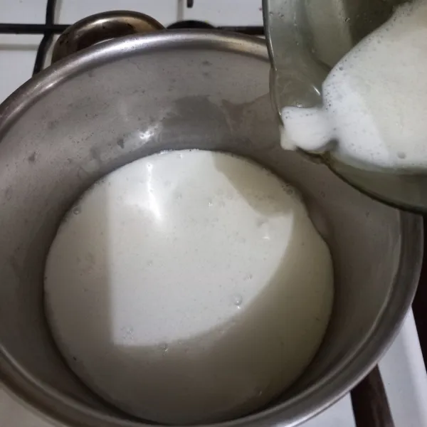 Dalam panci didihkan sisa susu bersama gula pasir dan agar-agar, tuang susu yang tercampur keju pada panci, aduk dan masak hingga mendidih, matikan kompor.