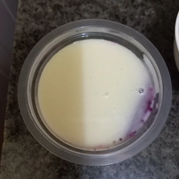 Tuang agar-agar susu pada lapisan agar-agar buah naga, biarkan set dan mengeras.