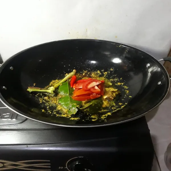 Tumis bumbu halus hingga harum lalu masukkan daun jeruk, daun salam, lengkuas, daun jeruk, serai, tomat, aduk rata.