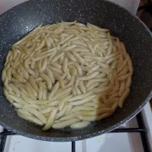 Jika sudah mengambang, mulai diaduk pelan.