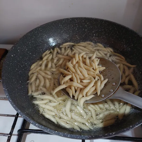 Goreng hingga kecoklatan dan kering.