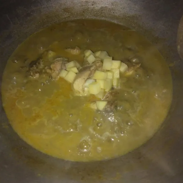 Setelah mengental, tambahkan kentang yang sudah dipotong dadu, masak hingga matang dan bumbu meresap.
