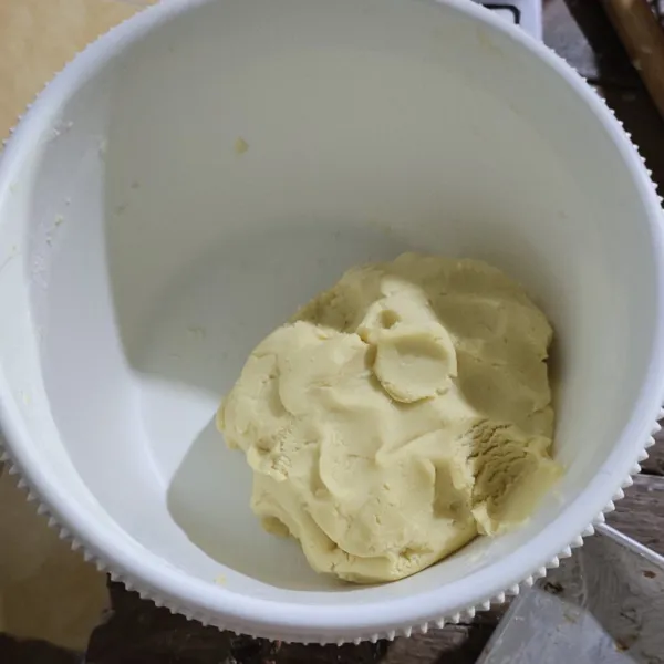 Campur kan terigu maizena susu bubuk aduk rata lalu masukkan ke adonan butter uleni dengan tangan sebentar saja asal rata.