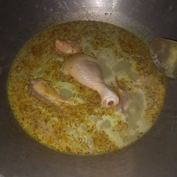 Setelah mendidih masukkan ke dalamnya ayam, gula, garam, kapulaga dan jintan, masak lagi hingga kuahnya mengental.