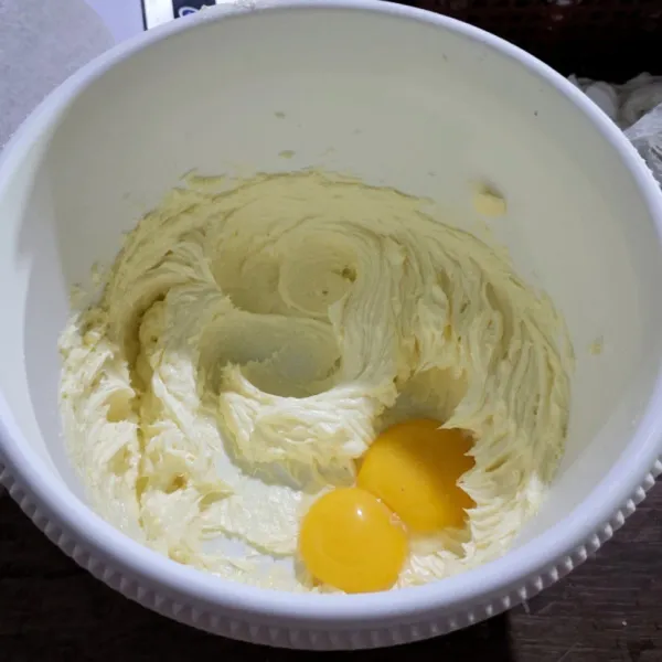 Mixer butter mix dengan gula hingga pucat kemudian tambahkan telur mixer sebentar asal rata.