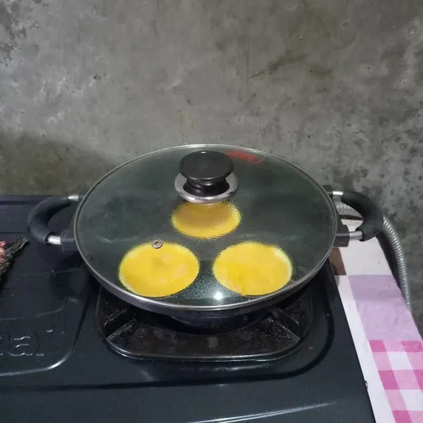 Panaskan cetakan atau teflon. 
Olesi sedikit minyak goreng. 
Goreng telur sampai matang.