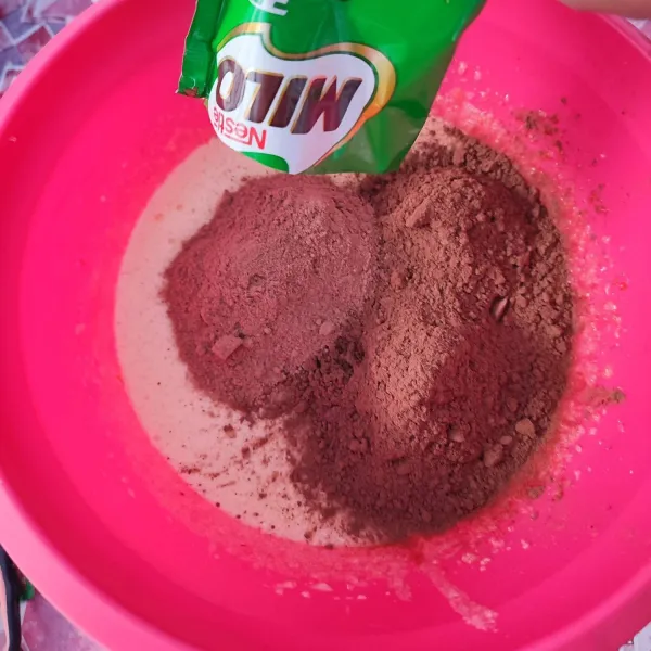 Tambahkan coklat bubuk dan milo bubuk. Mixer dengan kecepatan rendah hingga tercampur rata.