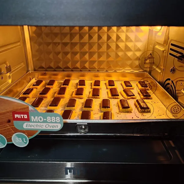 Panggang dalam oven dengan suhu 150°C selama 20-25 menit atau sampai matang sesuai oven masing-masing. Sebelumnya oven dipanaskan terlebih dahulu selama 10 menit dengan suhu yang sama.