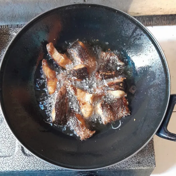Panaskan minyak, goreng ikan gabus hingga kecoklatan dan garing, tiriskan.
