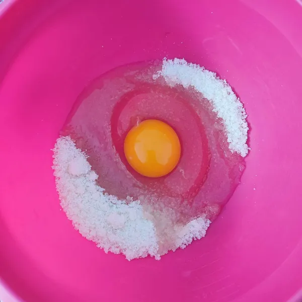 Mixer telur dan gula hingga putih dan mengembang.