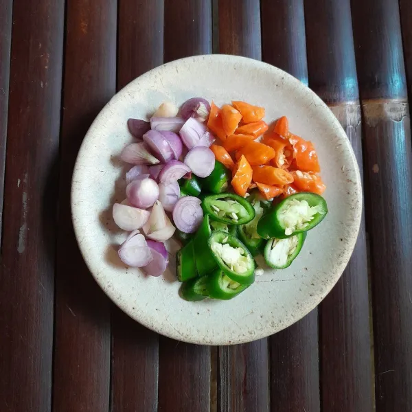 Rajang-rajang bahan tumis bawang sesuai selera.