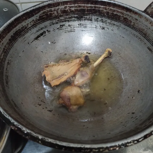 Panaskan minyak, goreng ayam pop sebentar saja.