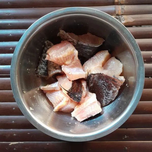 Marinasi ikan gabus dengan bawang putih, ketumbar dan garam, diamkan 15 menit.