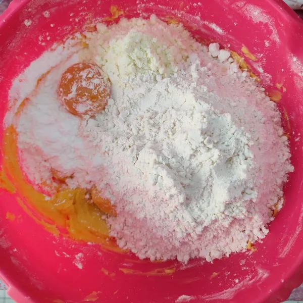 Mixer margarin dan gula halus hingga tercampur rata. Tambahkan tepung terigu, tepung maizena, susu bubuk dan kuning telur.