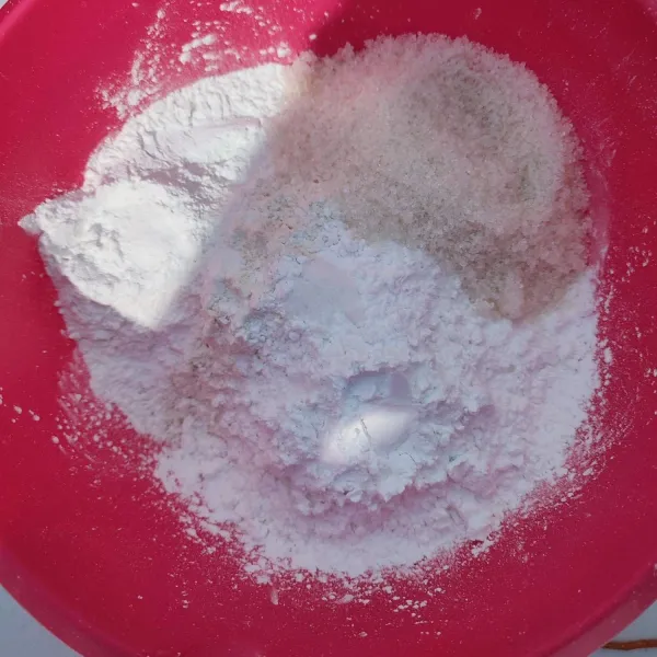 Masukkan tepung terigu, tepung kanji, tepung beras, gula pasir dan garam ke dalam wadah, aduk rata.