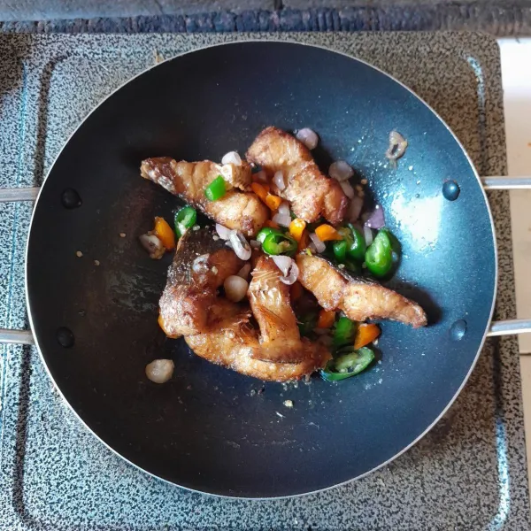 Masukkan ikan gabus goreng, aduk hingga bumbu merata, sajikan hangat.