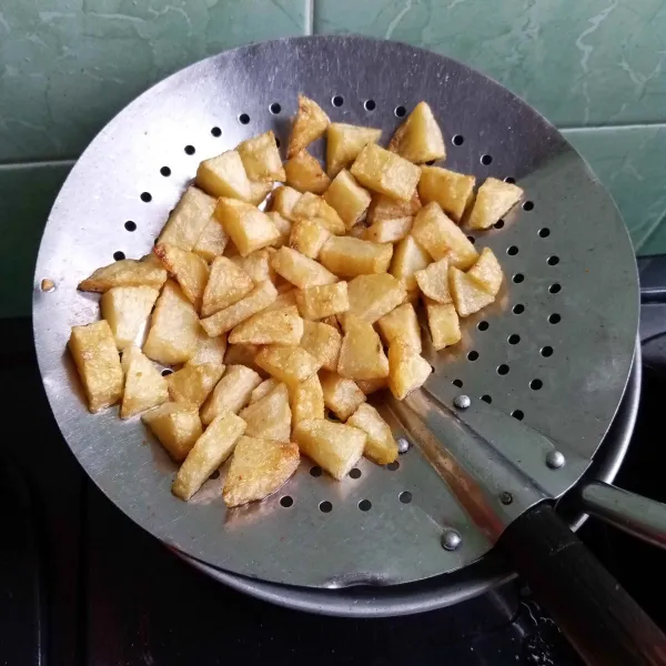 Siapkan kentang yang telah digoreng.