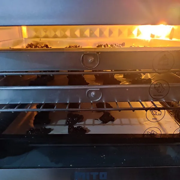 Panggang dengan suhu 150°C selama 15-20 menit atau sampai matang. Biarkan dingin dan simpan dalam toples. Sajikan.
(Sebelumnya oven dipanaskan terlebih dahulu).