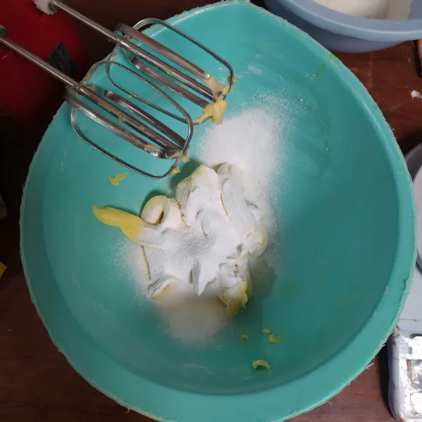 Kocok margarin, butter dan gula halus asal rata. Masukkan kuning telur, mixer sebentar.