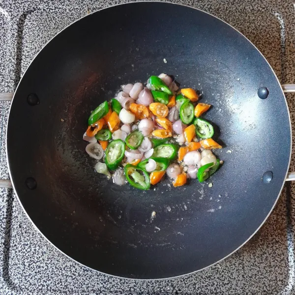 Tumis bawang dan cabe dengan api kecil, biarkan layu, bumbui dengan garam dan kaldu bubuk.