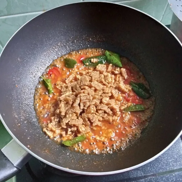 Masukkan tempe, gula, garam dan kaldu bubuk.