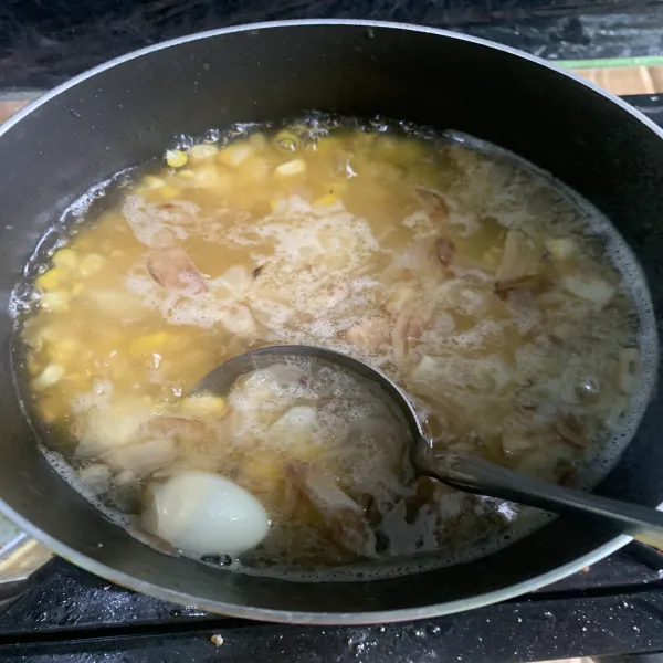 Masukkan garam, gula, penyedap rasa, lada bubuk, dan telur puyuh rebus. Koreksi rasa.