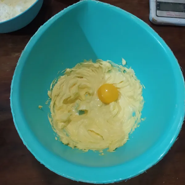 Mixer butter, margarin dan garam sebentar saja. 
Kemudian masukkan kuning telur. 
Mixer lagi sebentar.