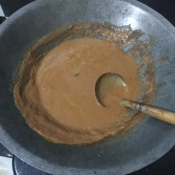 Tuang dalam wajan, tambahkan air, garam, daun jeruk dan kecap manis. Masak hingga mendidih dan meletup-letup.