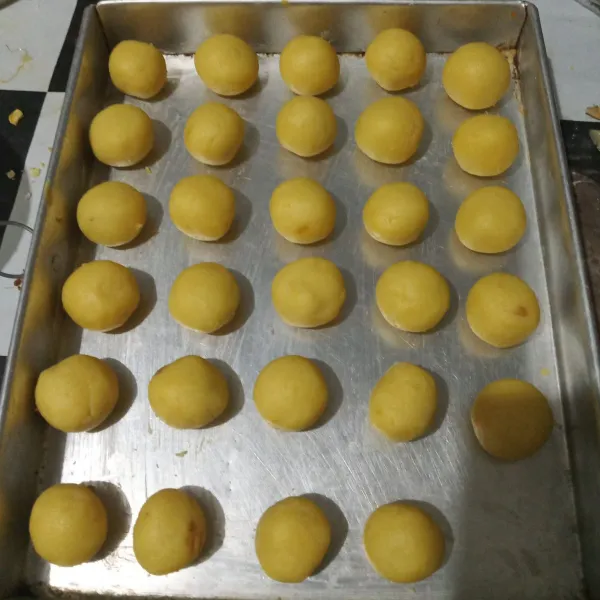 Tata di loyang yang sudah dioles margarin tipis-tipis. Panggang selama 30 menit dengan suhu 140°C.