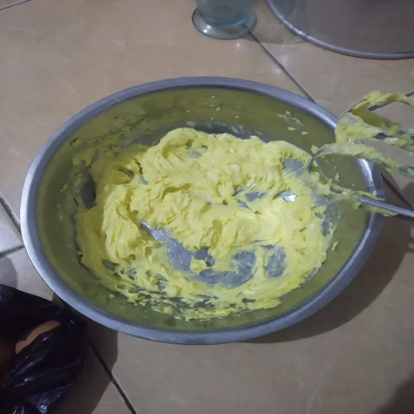 Mixer mentega, telur dan gula halus sampai teksturnya halus.