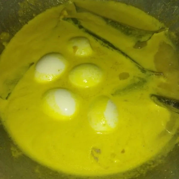 Lalu masukkan telur rebus, aduk rata.