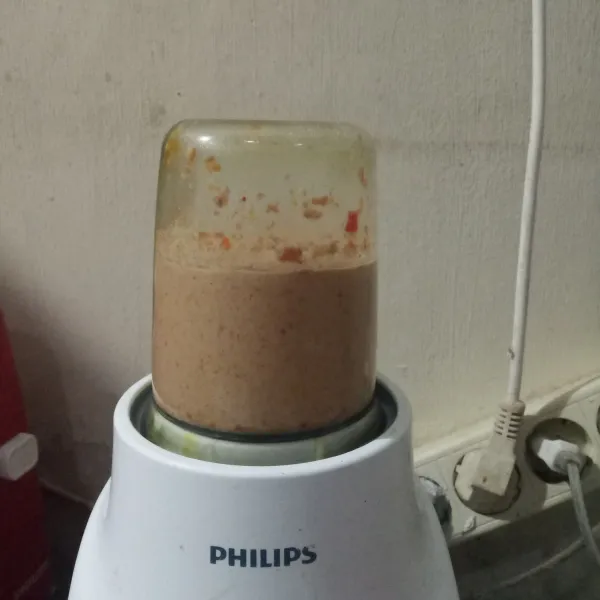 Blend kacang tanah, bawang putih, gula merah dan cabai keriting hingga halus.