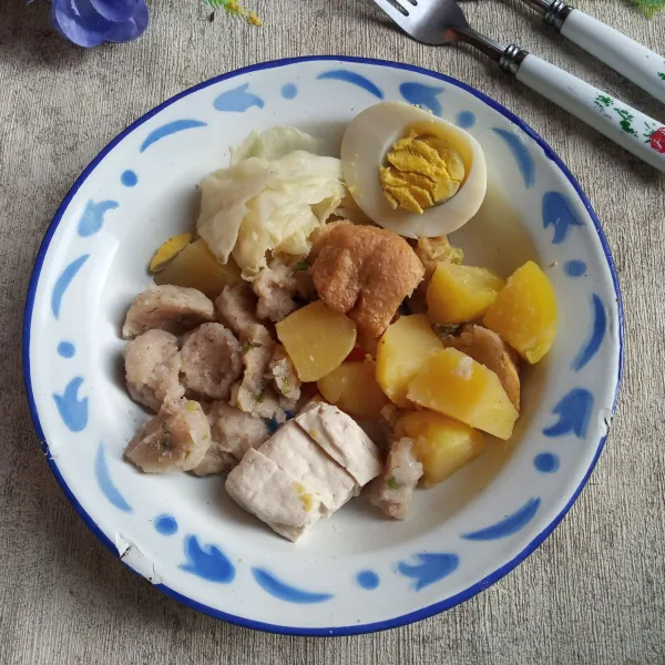 Tata potongan isian siomay di atas piring.