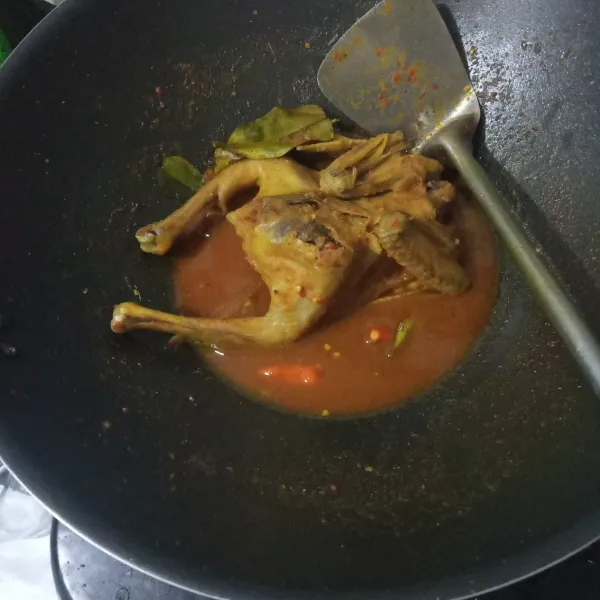 Masak hingga kuah tinggal setengahnya. Tes rasa.