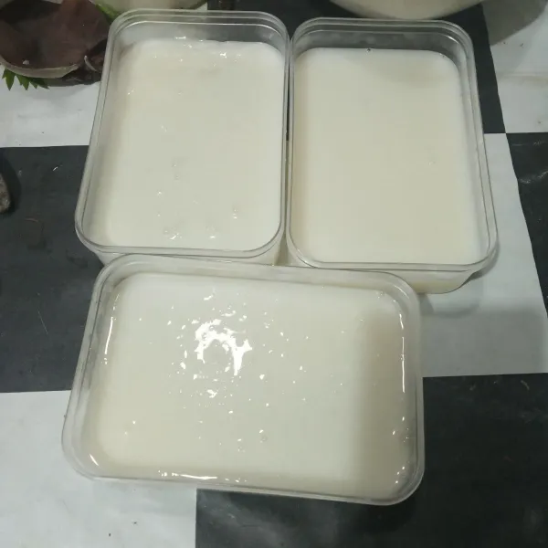 Tuang ke dalam wadah puding, biarkan hingga mengeras.