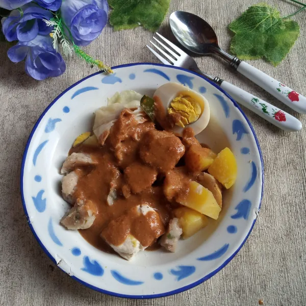 Siram dengan bumbu kacang lalu sajikan.