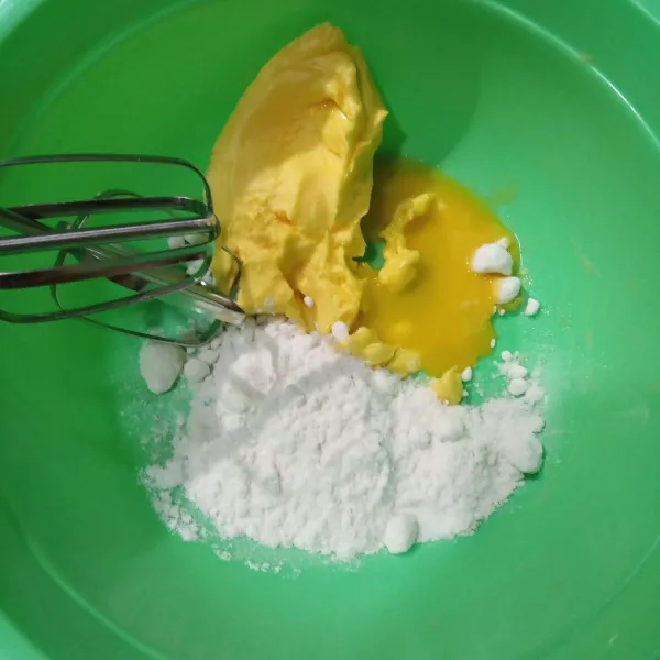 Mixer margarin, gula halus dan kuning telur selama 1 menit.